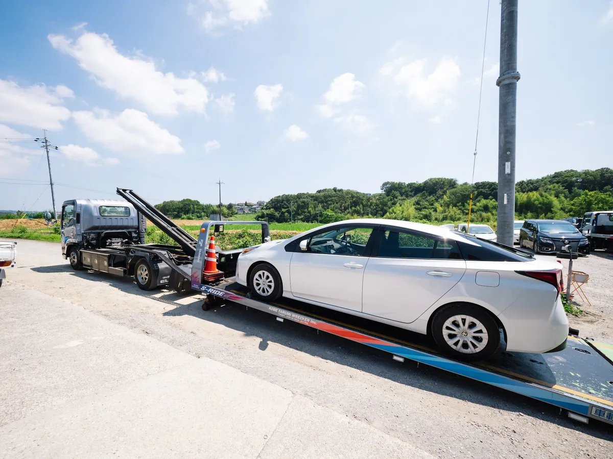 積載車に車を載せて引き取るパンダ自動車