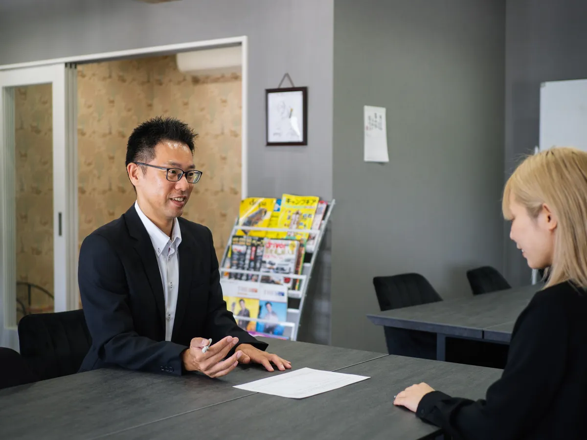 店内でお客様の相談にのるスタッフ
