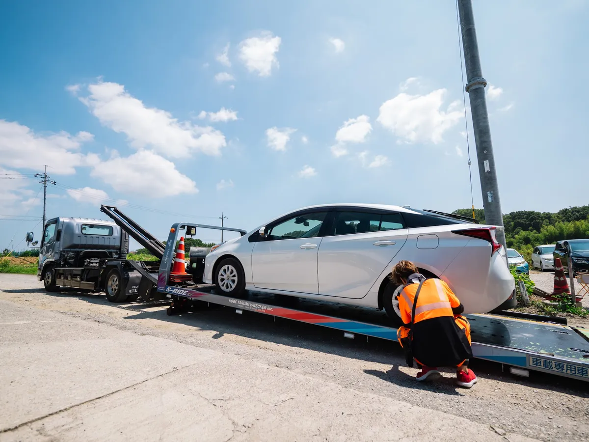 積載車で車を引き取るスタッフ